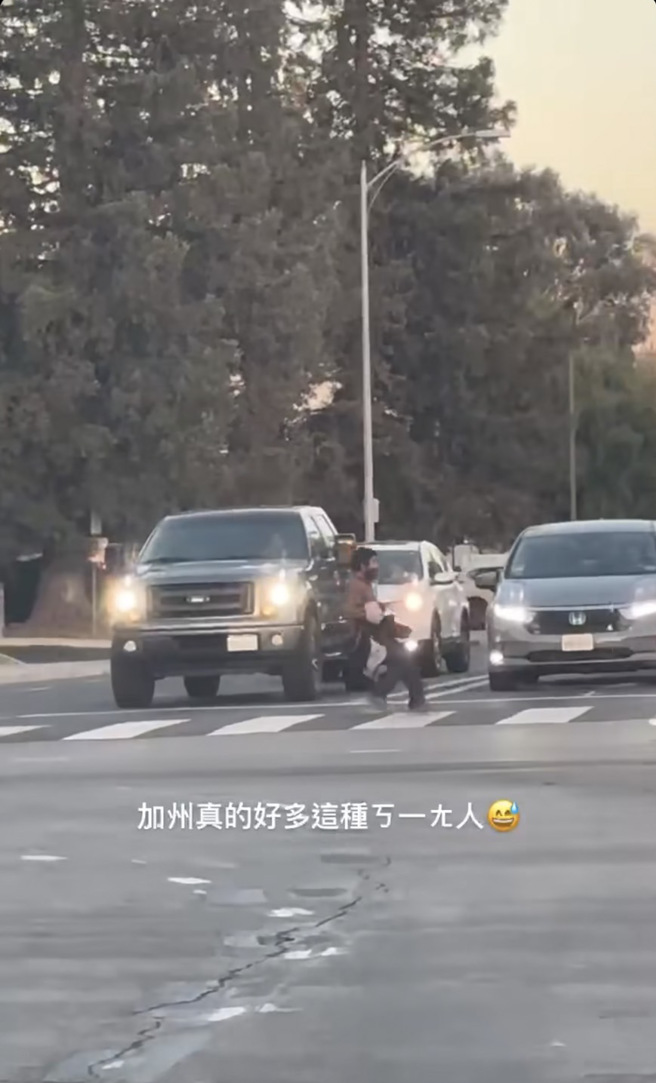 愛莉莎莎在加州遇到男子在車陣中穿梭。（圖／愛莉莎莎 IG）