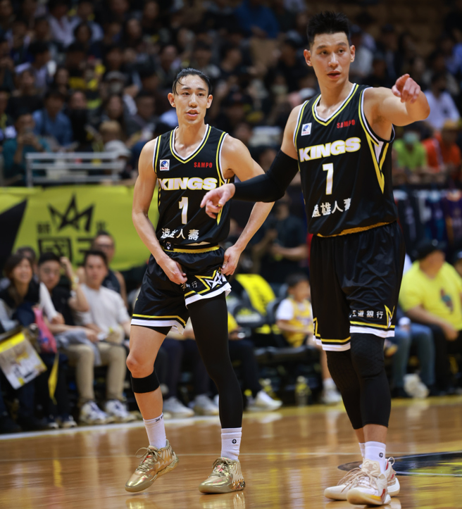 新北國王林書豪（右）、林書緯（左）兄弟同場先發，各有發揮。（新北國王提供）