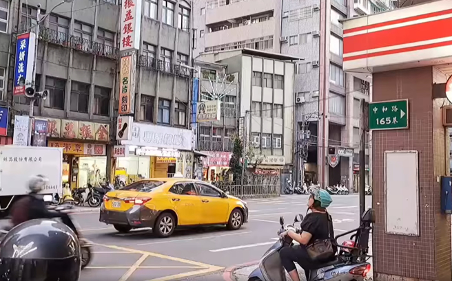 警報大響，民眾抬頭查看。（翻攝議員張維倩臉書）