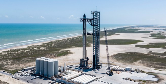 第2支星舰-超重型火箭已经在德州太空港树立了好几个月，持续改进与修正，期盼FAA能同意第2次发射。(图/SpaceX)