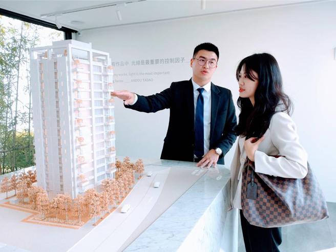 潭子弘富重划区「睿向大涵」预售新案，以远超区域建案的规划、提升潭子的建筑美学及视野，磁吸优质自住客青睐，销售创佳绩！图／曾丽芳