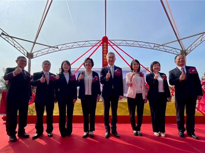 富邦媒加速完整短链物流布局拼图，「中区物流中心」8日举行新建工程动土典礼。左起利晋工程总经理郭敏川、潘冀联合建筑师事务所主持人黄种财、momo副总经理王莉蓉、彰化县县长王惠美、momo总经理谷元宏、经济部商业发展署署长苏文玲、momo资深经理周淑淑、利晋工程董事长黄裕隆。 (momo提供／洪凯音台北传真)