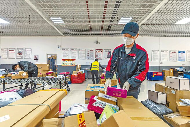 路透7日引述知情人士表示，百度早在8月就先向華為下訂單，以應對未來可能無法向輝達採購的風險。圖／新華社