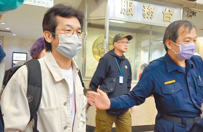 名导魏德圣因资产遭「鑫鸿国际投资」董事长郭台强声请查封，反控郭台强等人涉嫌诈欺、偽造文书、背信、侵占等罪，台北地检署7日首度以告诉人身分传唤魏德圣出庭。（陈志贤摄）