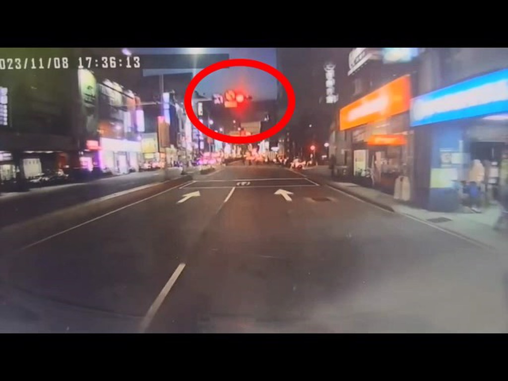 救護車經過路口時，該路口是紅燈，減速緩慢通過。（翻攝畫面）
