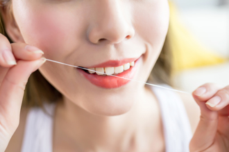 先用牙線還是先刷牙？研究揭這順序清潔效果較好