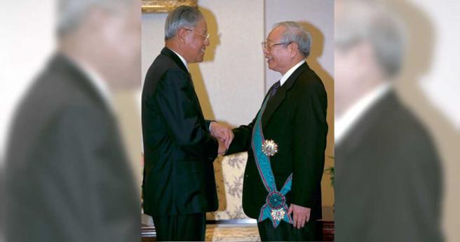 前司法院长翁岳生（右）曾获前总统李登辉（左）颁赠勋章。（图／报系资料照）