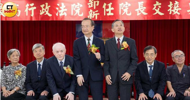 司法院长许宗力（左站立者）与吴东都（右站立者）同为前司法院长翁岳生门生。（图／黄威彬摄）