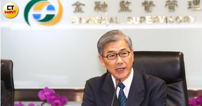 今年6月，金管会获民眾反映高股息ETF的配息来源有高比例来自「收益平准金」，也就是出自投资人的本金，而展开调查。图为金管会主委黄天牧。（图／黄鹏杰摄）