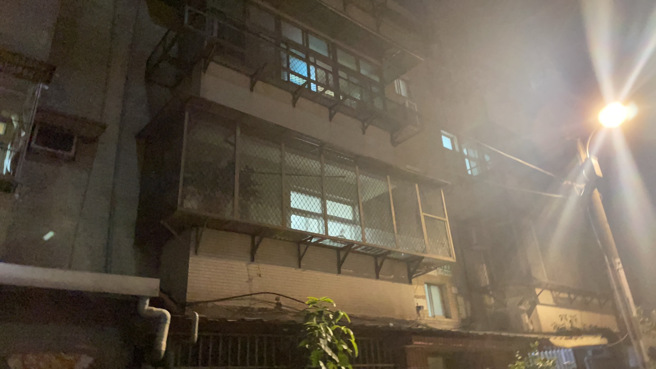 桃园公寓火警，祖孙4代1家2死1危，由于现场无逃生迹象，让救灾的警消感到疑惑。（翻摄画面）