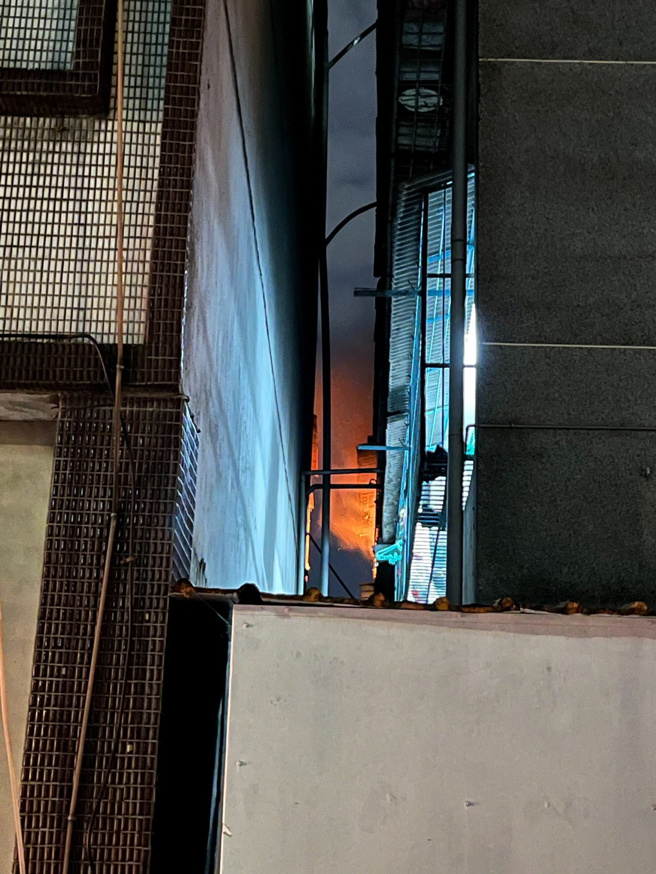 警消赶抵时现场已经窜出火舌。（翻摄画面）