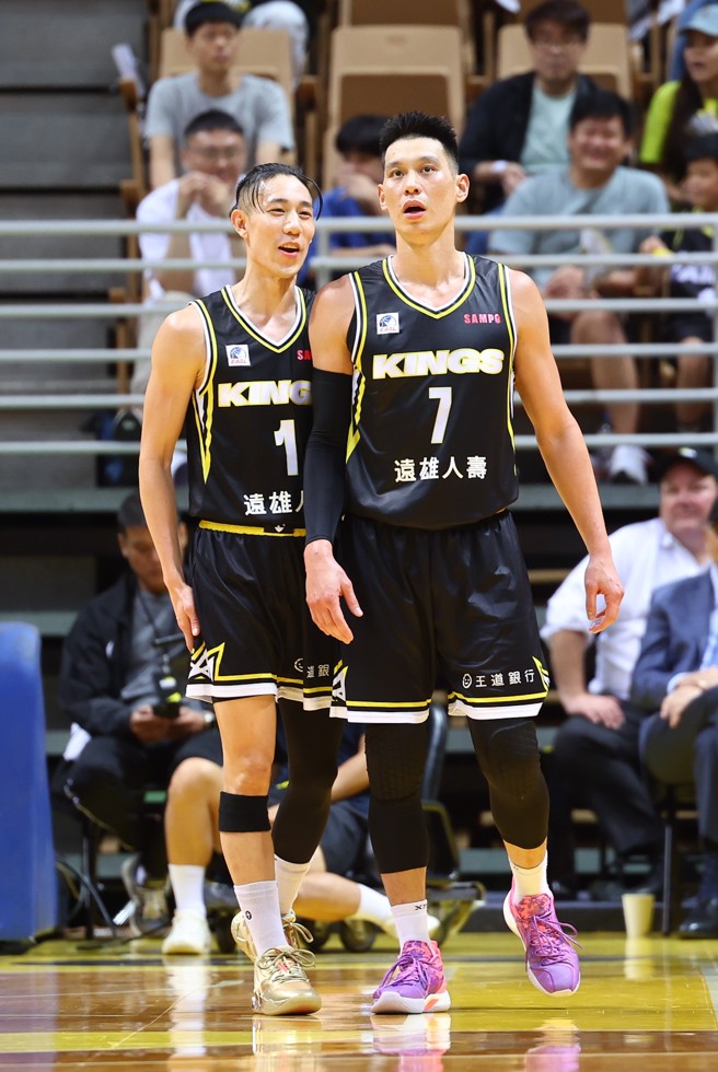  EASL東亞超級籃球聯賽8日晚間由PLG新北國王隊在新莊體育館迎戰韓職KBL首爾SK騎士隊，國王陣中林書豪（右）、林書緯（左）兄弟檔攜手奮戰，助隊奪勝。（中央社）