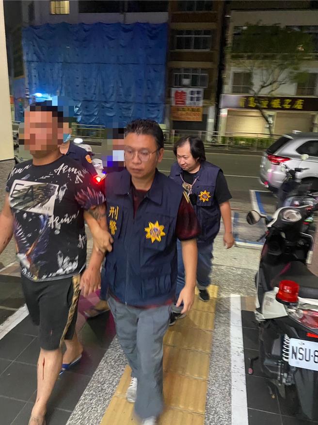 今日凌晨1時許21歲的陳男與20歲的何男夥同另外2名少年到新興區某間熱炒店潑漆。（警方提供／楊舒婷高雄傳真）