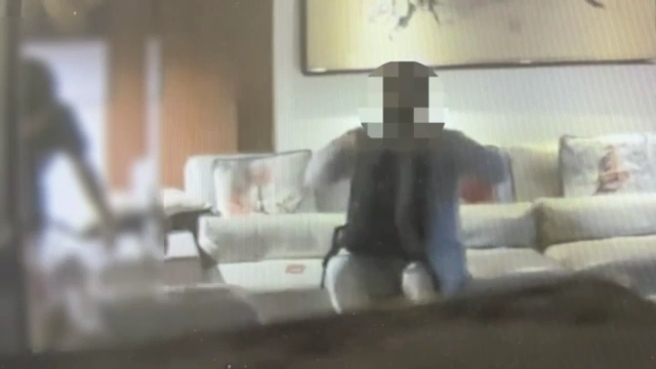 警方在婦人家中埋伏，當郭姓車手面交清點現金時，一擁而上將他逮捕。 （翻攝畫面）