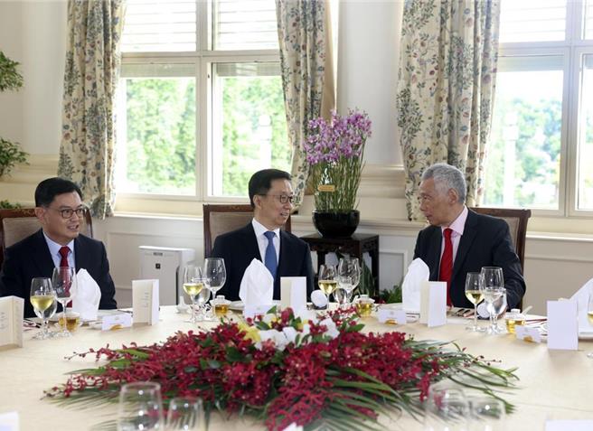 中国国家副主席韩正8日在新加坡会见新加坡总理李显龙。（摘自新华社）