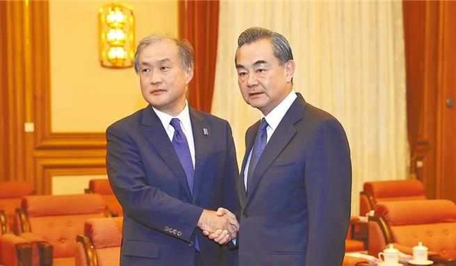 图为2018年8月29日，时任大陆国务委员兼外交部长王毅在北京中南海会见时任日本外务事务次官的秋叶刚男。（中新社资料照片）