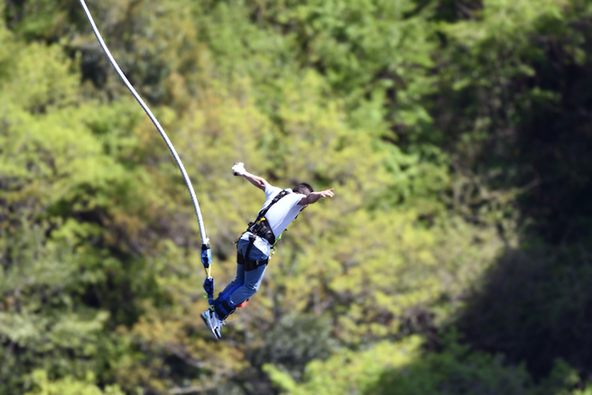 巴西退役军人自制高空弹跳，差点害死自己。（示意图／达志影像）