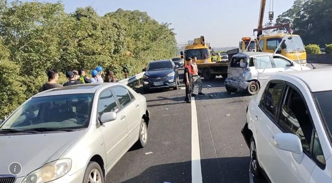 國道3號南向108公里香山路段，今上午8時許發生7車追撞事故。（翻攝照片／王惠慧新竹傳真）