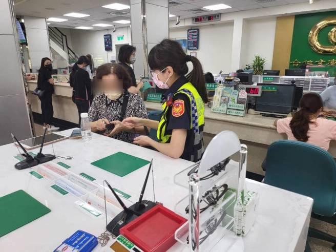 中市警六分局永福派出所警员郭怡靖、张仟儒顺利阻止老妇遭诈骗。(戴志扬翻摄)