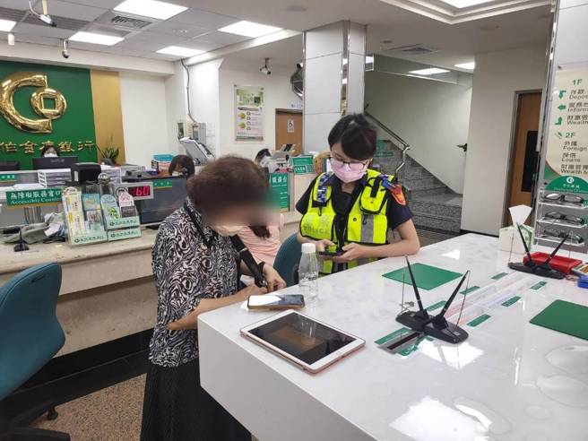 中市警六分局永福派出所警员郭怡靖、张仟儒顺利阻止老妇遭诈骗。(戴志扬翻摄)