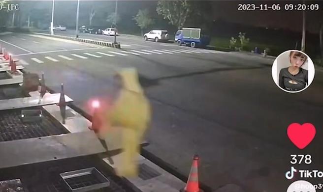 社群平台近日疯传彰化县溪州乡中山路2段黄雨衣飘浮过马路事件，引发网友及各路专家热议。（民眾提供／孙英哲彰化传真）