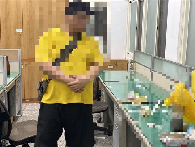 社群平台近日疯传彰化县溪州乡中山路2段黄雨衣飘浮过马路事件，北斗警方分局8日晚间逮捕涉案的钟姓男子。（警方提供／孙英哲彰化传真）