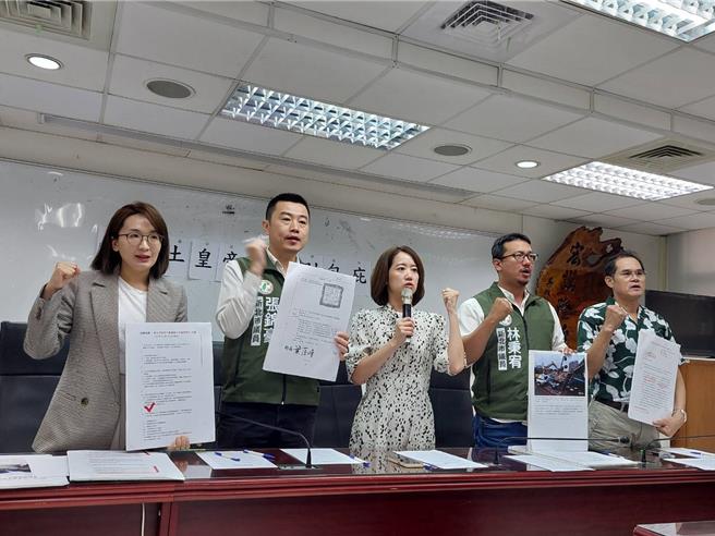 民进党新北市议员顏蔚慈（左起）、张锦豪、戴玮姗、林秉宥、苏锦雄今举办记者会，再度炮打新北立委参选人、国民党议员廖先翔家族在汐止的违法庄园及二处停车场，戴更控没有市府配合、廖家不可能只手遮天，双方是共犯结构，要求警察市长侯友宜出来面对。（陈慰慈摄）