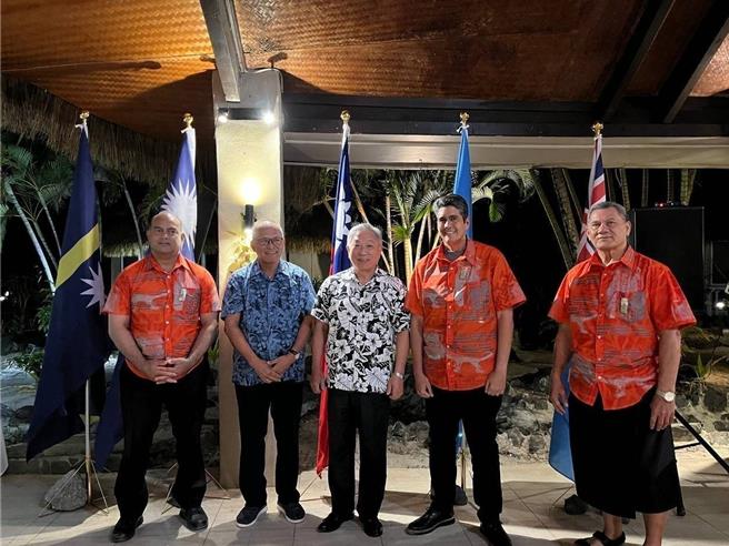 外交部政务次长田中光(中)与诺鲁总统亚定、帛琉总统惠恕仁、马绍尔群岛总统柯布亚及吐瓦鲁总理拿塔诺合影。(外交部提供)