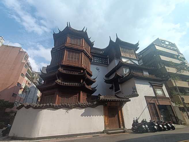 有网友在网上分享一栋古色古香的特色建筑物，也让其他网友惊呆，并表示漫威奇异博士快来台湾取景。（图／翻摄自路上观察学院）