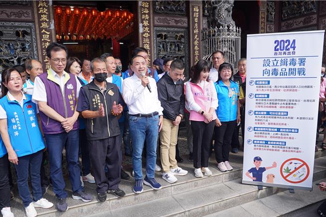 侯友宜（前排左5）9日到彰化参访时，提出将设立「缉毒署」的治安政策，5大分针从校园开始，一路到组织犯罪、修法、串连国际组织及基层员警设备添购等，誓言将毒品犯罪一网打尽。（吴建辉摄）