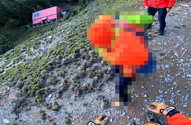 58歲王姓女山友昨在登山途中不慎滑落5米深邊坡，造成右小腿腫脹與左手臂腫脹，疑似閉鎖性骨折，無法行走，經空勤總隊今天上午出動直升機，成功將人吊掛下山並送醫救治。（空勤總隊提供／羅亦晽花蓮傳真）