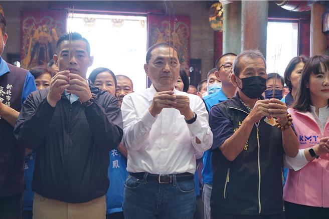 侯友宜9日到彰化县溪湖镇福安宫参拜。（吴建辉摄）