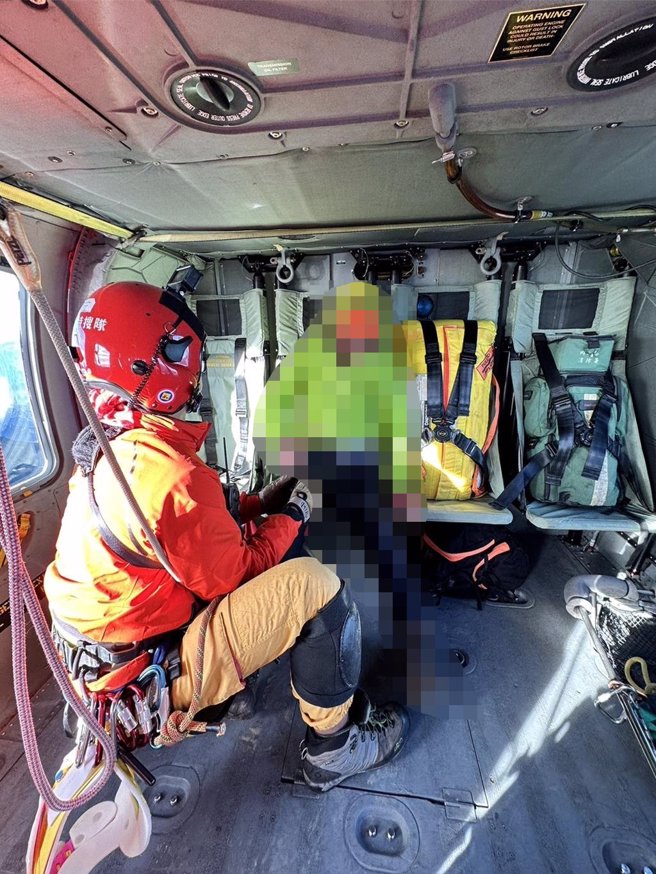58歲王姓女山友昨在登山途中不慎滑落5米深邊坡，造成右小腿腫脹與左手臂腫脹，疑似閉鎖性骨折，無法行走，經空勤總隊今天上午出動直升機，成功將人吊掛下山並送醫救治。（空勤總隊提供／羅亦晽花蓮傳真）