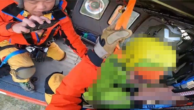 58歲王姓女山友昨在登山途中不慎滑落5米深邊坡，造成右小腿腫脹與左手臂腫脹，疑似閉鎖性骨折，無法行走，經空勤總隊今天上午出動直升機，成功將人吊掛下山並送醫救治。（空勤總隊提供／羅亦晽花蓮傳真）