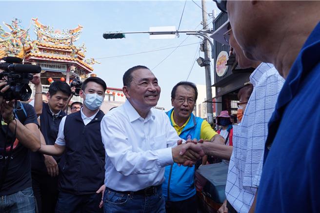 侯友宜9日到彰化县溪湖镇福安宫参拜，获得当地乡亲热情欢迎。（吴建辉摄）