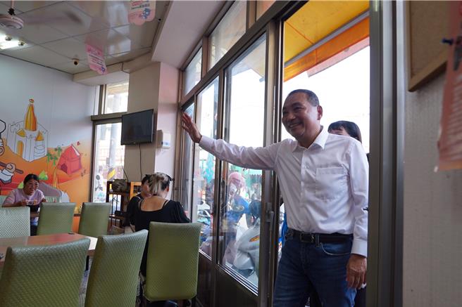 侯友宜还走到庙前附近的早餐店，与乡亲请安，让民眾直呼好亲民。（吴建辉摄）