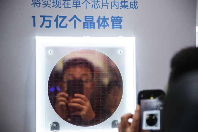 美国晶片商参与中国进口博览会，英特尔展示产品。（图／新华社）