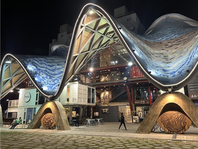 台东铁花新聚落波浪屋。（蔡旻妤摄）