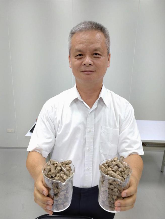 恒源绿能董事长邱森玉表示，固体再生燃料的湿度稳定、可完全燃烧，加上均质化、储存体积小，还可降低运输成本！图／曾丽芳