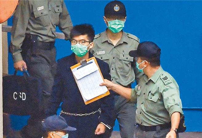 恐美中关系更加争议，川普政府曾拒绝庇护黄之锋逃离香港。（中新社）