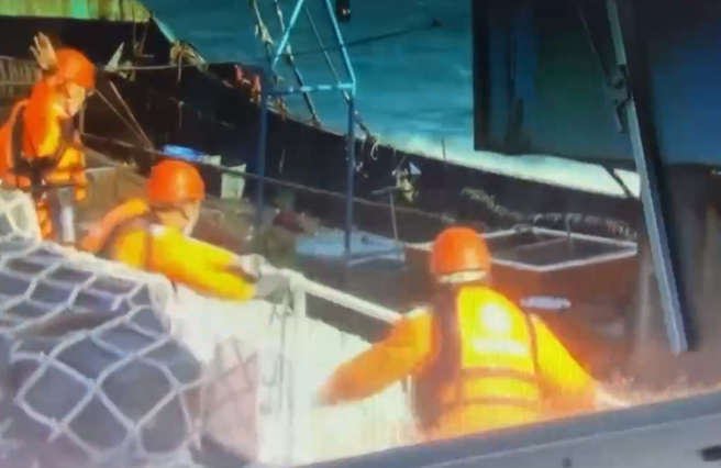 影》侵門踏戶！ 陸船越界捕魚還蛇行，海巡強勢靠船逮13人。（翻攝自影片）