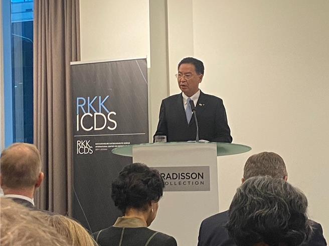 外交部长吴钊燮8日应爱沙尼亚「国际防御及安全中心」（ICDS）邀请发表专题演说。（外交部提供)