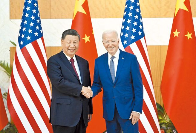 圖為美國總統拜登（右）與習近平（左）2022年11月在印尼峇里島會晤。（資料照／新華社）