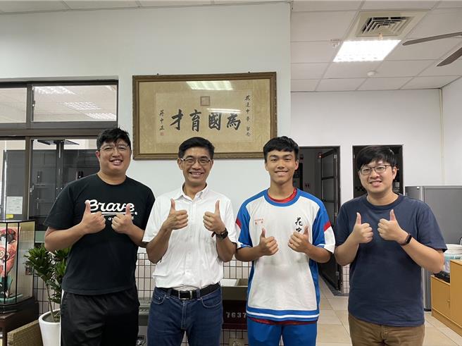 国立花莲高中数理资优班高三生杨佾（右二），今年代表台湾参加国际地球科学科奥林匹亚竞赛并勇夺银牌，取得保送国立台湾大学理学院各科系资格。（花莲高中提供／罗亦晽花莲传真）