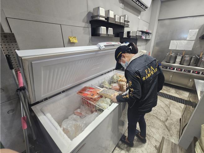 食药署今年7到8月展开「轻食料理餐饮业稽查专案」，联合各地方卫生局查验98家轻食料理餐饮业，共查获6家违规。（食药署提供）