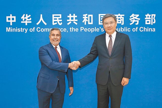 图为大陆商务部长王文涛（右）1日会见美国记忆体晶片大厂美光科技（Micron）执行长梅赫罗特拉（Sanjay Mehrotra）（左）。（翻摄自大陆商务部官网）