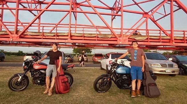 音樂結合的河堤樂團，同是重機愛好者。閒暇會背吉他、騎機車在河堤邊演奏。（圖片來源：河堤樂團臉書/臺中市政府文化局提供
