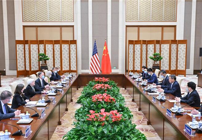 大陸副總理、中美經貿中方負責人何立峰今年7月在北京會見，美財政部長葉倫。（摘自新華社）