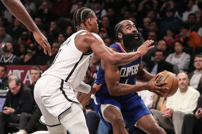 哈登（右）加盟快艇後還沒贏過。（路透）