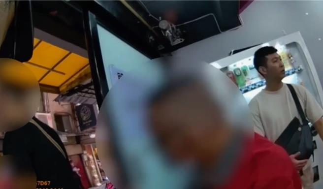 警方在中华路一间棋牌社逮捕19名赌客，讯后依社会秩序维护罚裁罚。（翻摄画面）